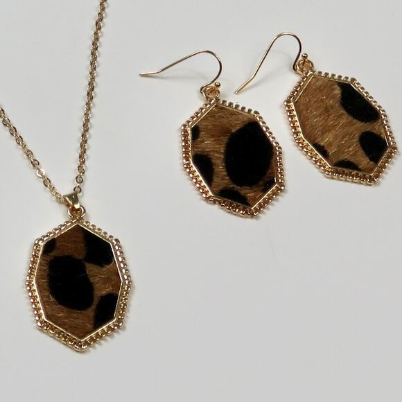 Lulu's Gold Plated Leopard Pattern Pony Hair Necklace - Picture 4 of 6